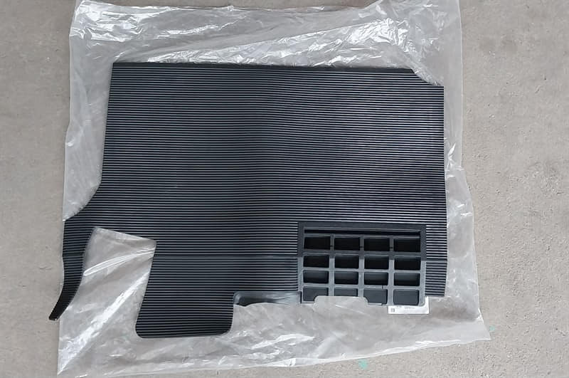 Thảm sàn ghế lái Hyundai Universe Mobis chính hãng – mặt dưới có gờ bám chống trượt