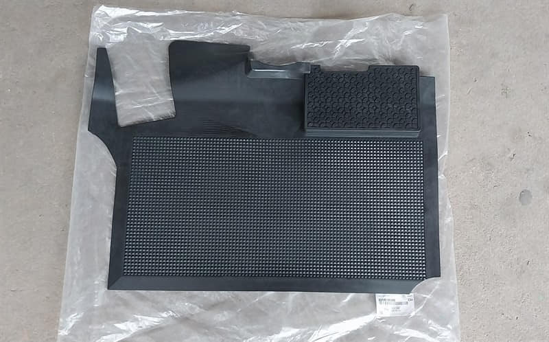 Thảm sàn ghế lái Hyundai Universe Mobis chính hãng – mặt trên chống trượt, cao su nguyên khối