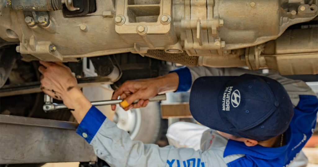 kỹ thuật viên kiểm tra xe khách tại gara